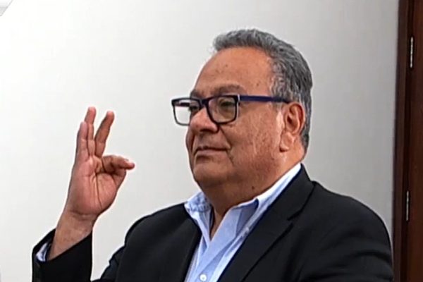 Ministro Educa sanjines