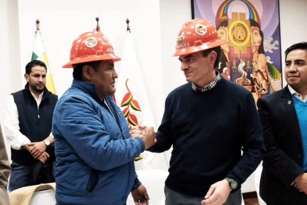 Paz acuerda con fabriles
