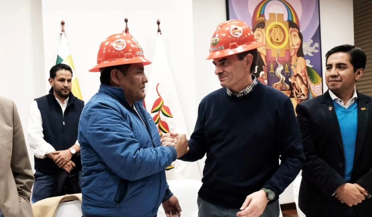 Paz acuerda con fabriles
