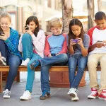 Niños con celulares