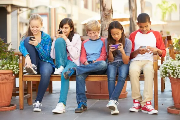 Niños con celulares