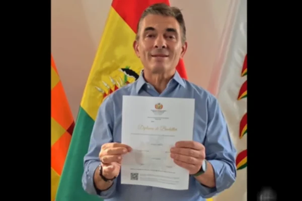 Rodrigo Paz nuevo Titulo Bachiller